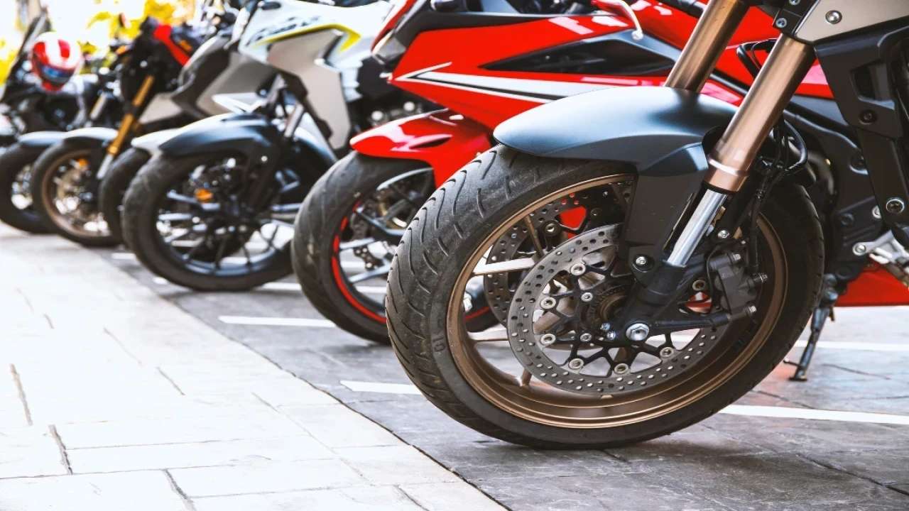 Page_97_blog_3_10_Best_Sports_Bikes_Under_15_Lakh_in_India_2024_-_Check_Mileage__Price.png